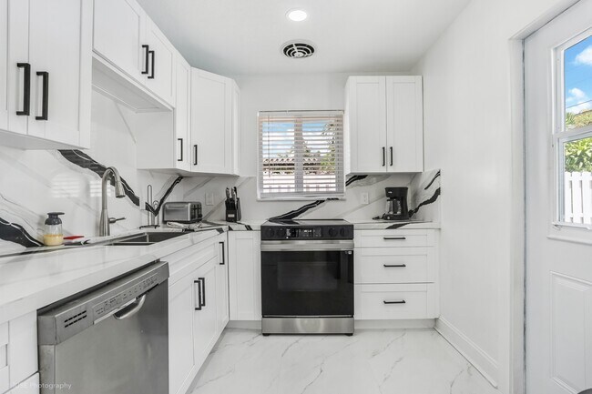 Building Photo - 1633 SE 5th Ct