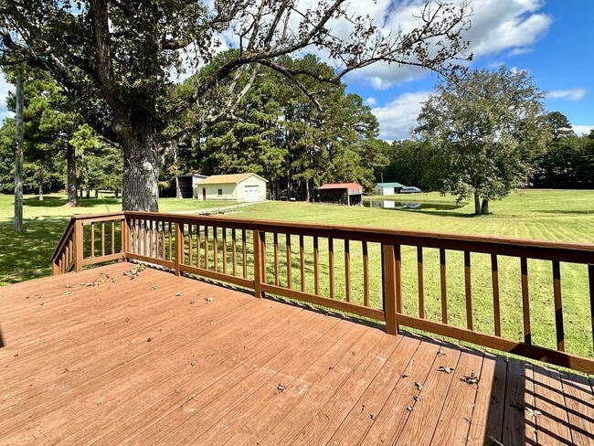 Building Photo - Charming 3 Bedroom Home for Rent – Recentl...