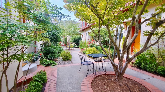 Building Photo - Luxury Townhome in Lake Oswego’s Coveted First Addition | Garage Included!