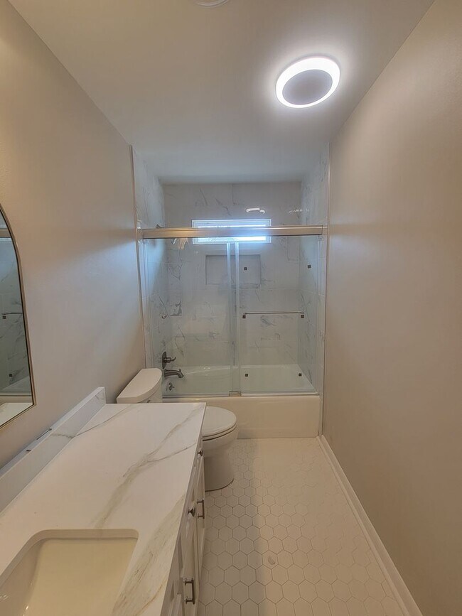 Building Photo - Make Midtown living your own!