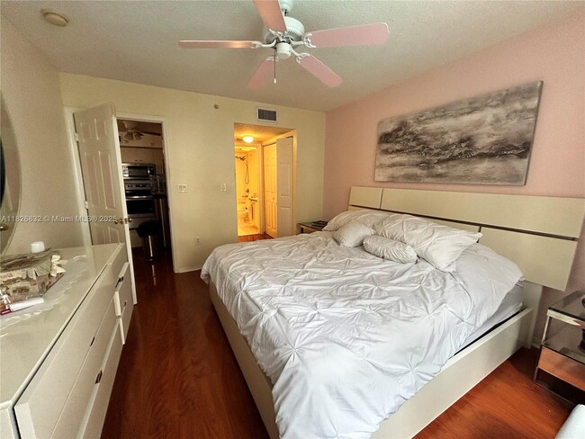 Building Photo - 1801 N Flagler Dr