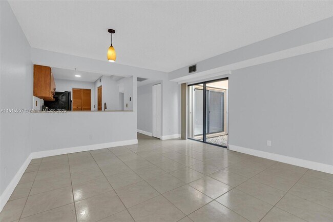 Building Photo - 1341 E Golfview Dr