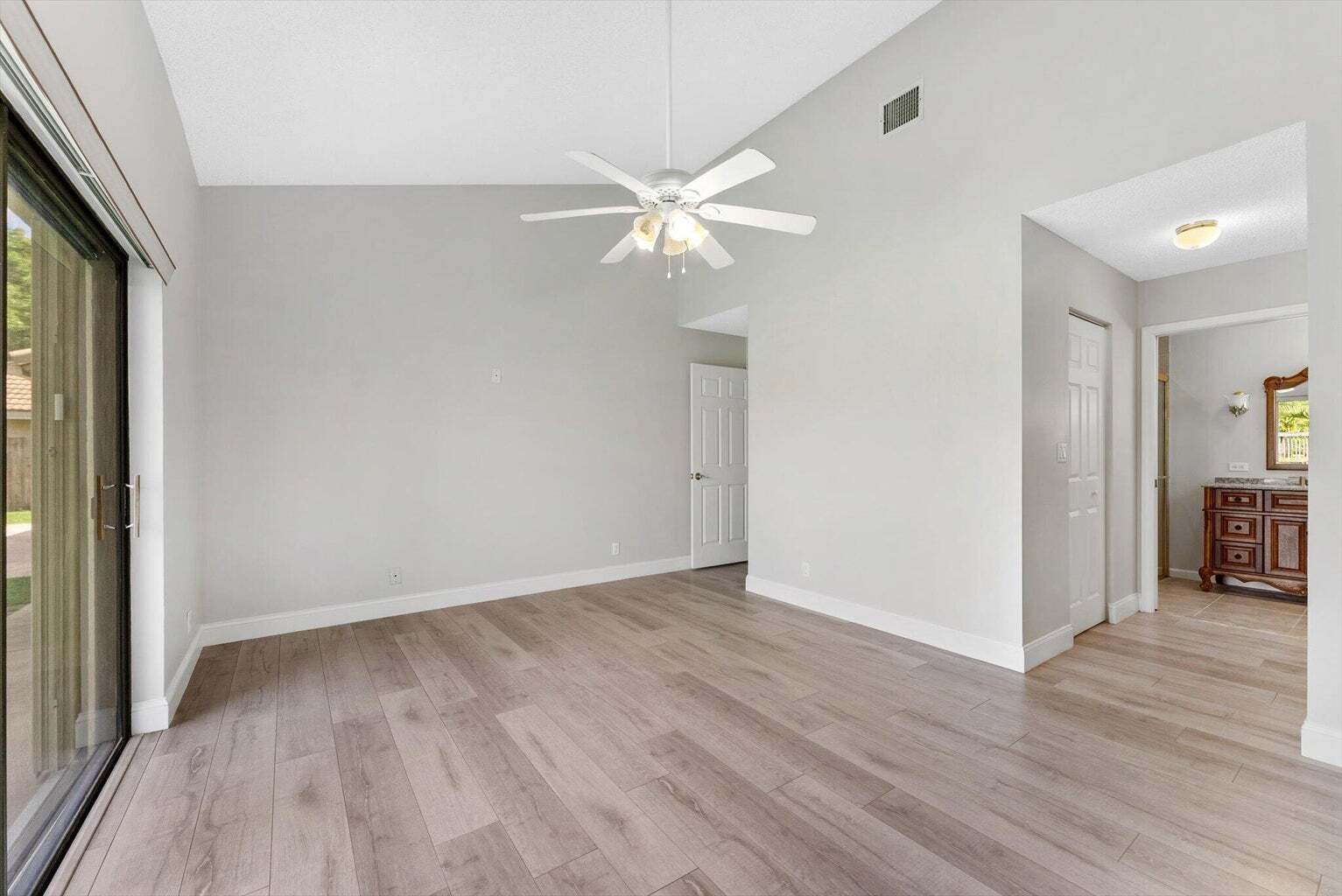 Building Photo - 5809 Sun Pointe Cir