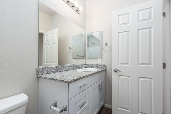 Building Photo - Newer three bedroom unit in gated communit...