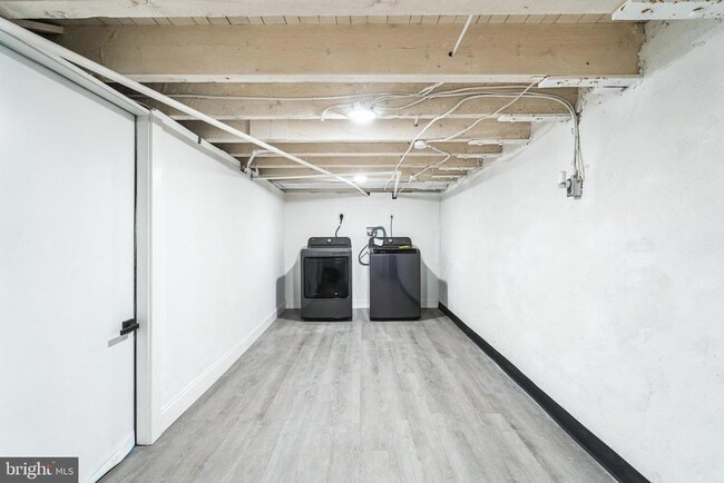 Building Photo - 382 Martin St