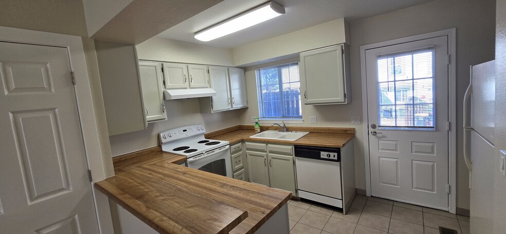 Building Photo - 9824 W Cornell Pl