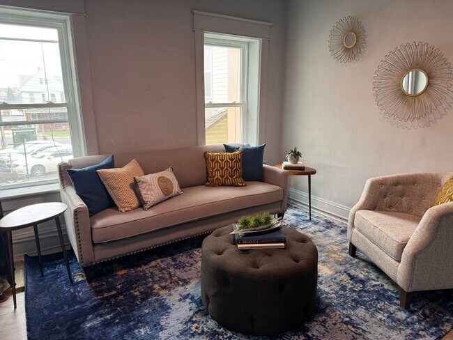 Building Photo - NOW LEASING! Renovated 1 bed, 1 bath avail...