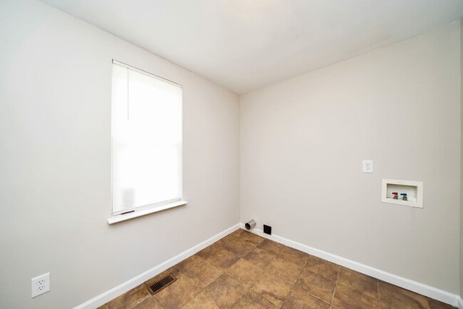 Building Photo - Charming 3-Bedroom Home in a Quiet, Convenient Neighborhood!