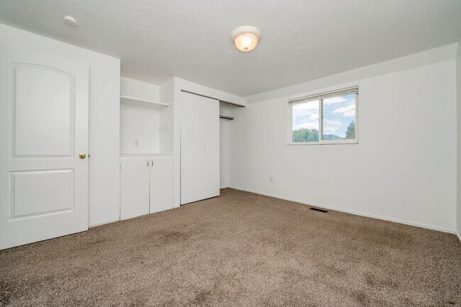 Building Photo - West Jordan Duplex w carport AVAILABLE NOW!!