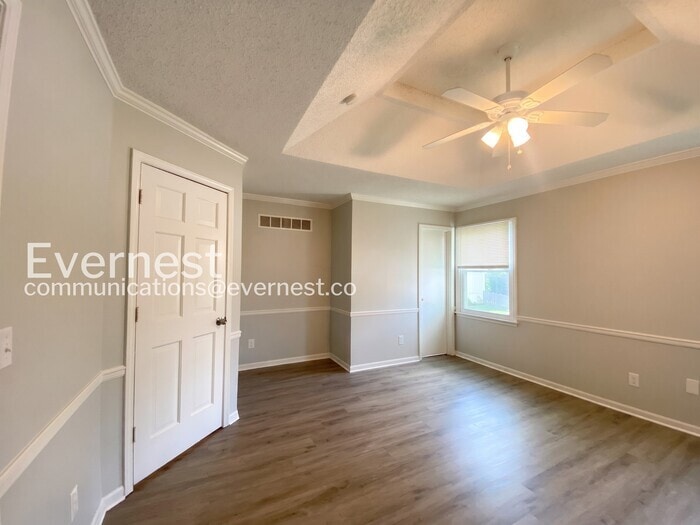 Building Photo - 1104 E Pineview St