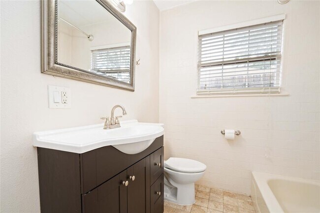 Building Photo - 205 Woodard St