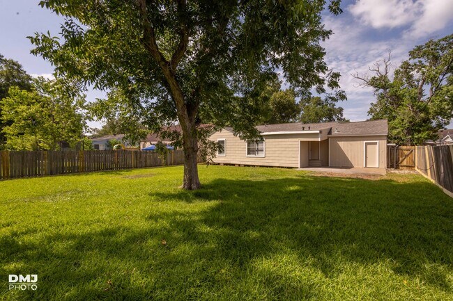 Building Photo - Move in Ready and pricced to GO!! 3 Bed / 2 Bath in 77619!
