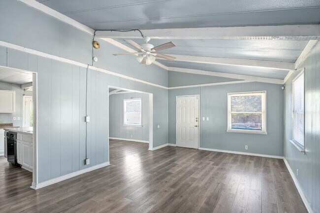 Building Photo - Welcome to your next home!