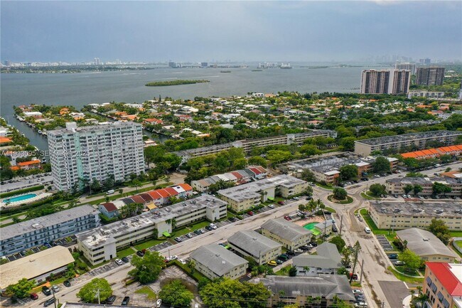 Building Photo - 11960 NE 19th Dr