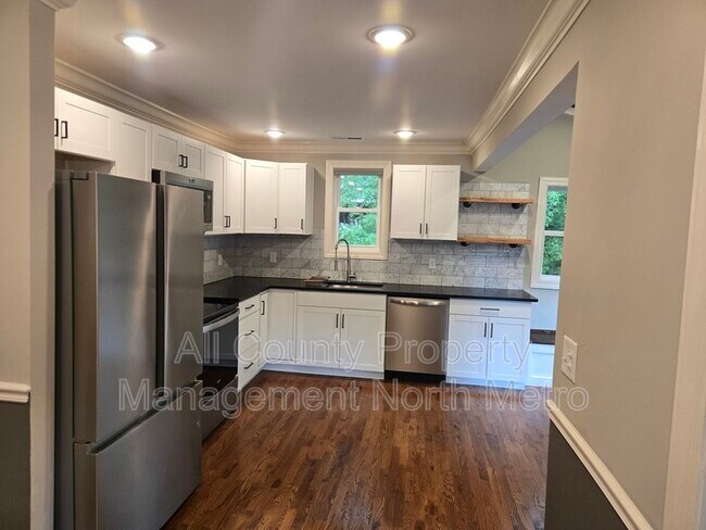 Building Photo - 545 Lakeview Dr