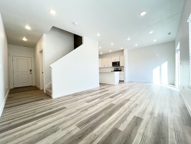 Building Photo - 3 Bed/2.5 Bath Townhome in Salem!