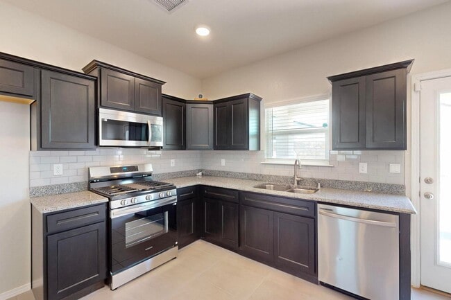 Building Photo - Charming 3 bedroom, 2 bath home in East El...