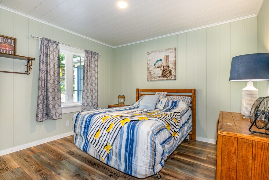 Building Photo - 15305 Silver Beach Dr