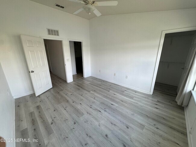 Building Photo - 6798 Roundleaf Dr