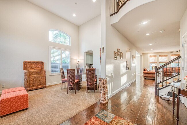 Building Photo - Spacious Home on Oversized Lot with Pool and Solar!