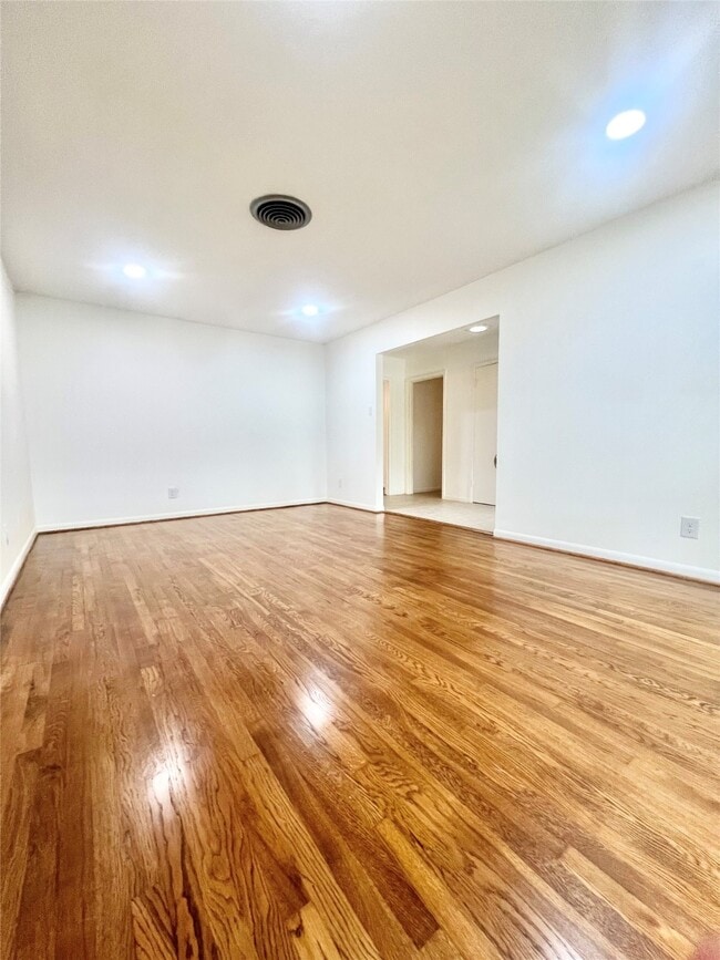 Building Photo - 5546 Beechnut St