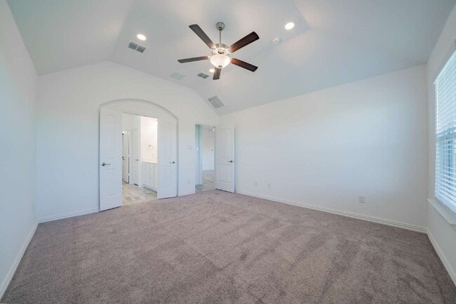 Building Photo - Welcome home to you new 3 bed 2 bath locat...