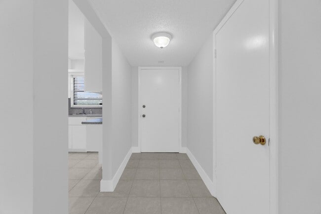 Building Photo - 200 Jacaranda Country Club Dr