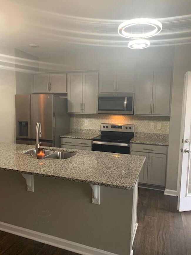 Building Photo - Townhouse