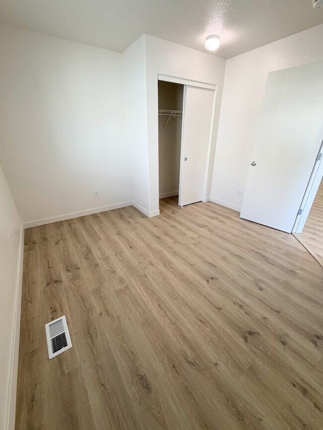 Building Photo - Fontana Duplexes