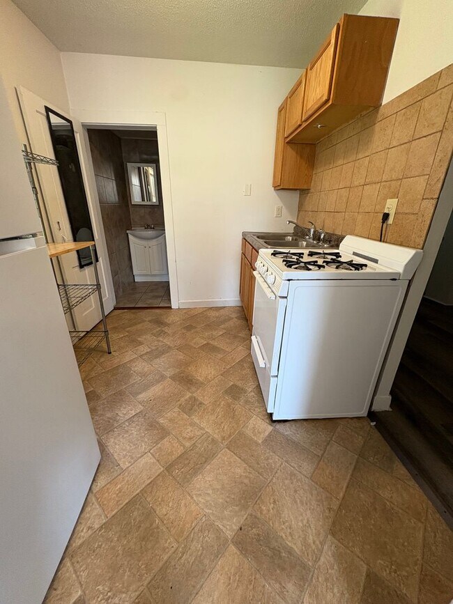 Building Photo - 608 9th St N