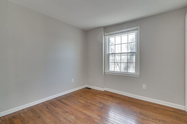 Building Photo - Renovated Home in Pinewood Lake Neighborhood