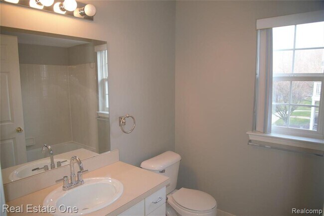 Building Photo - 5400 Pine Aires Dr