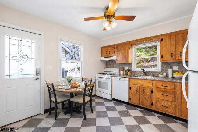 Building Photo - 83 Chestnut Hill Dr W