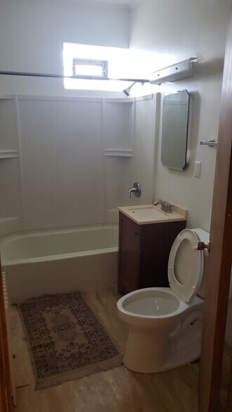 Building Photo - 432 N Milwaukee Ave