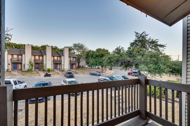 Building Photo - Uptown Townhome - 2BD / 2.5BA - Near Downt...