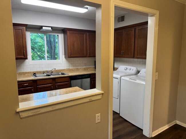 Building Photo - Charming 3 bed 2 bath Townhouse near Nippe...