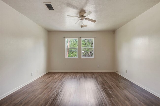 Building Photo - 400 Robertson St