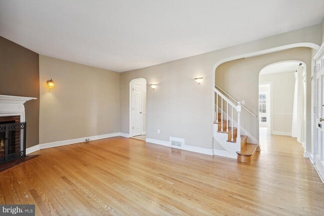 Building Photo - 313 E Mason Ave