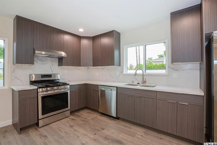 Building Photo - 10422 Woodley Ave