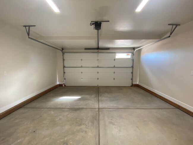 Building Photo - Townhome In Crimson Park