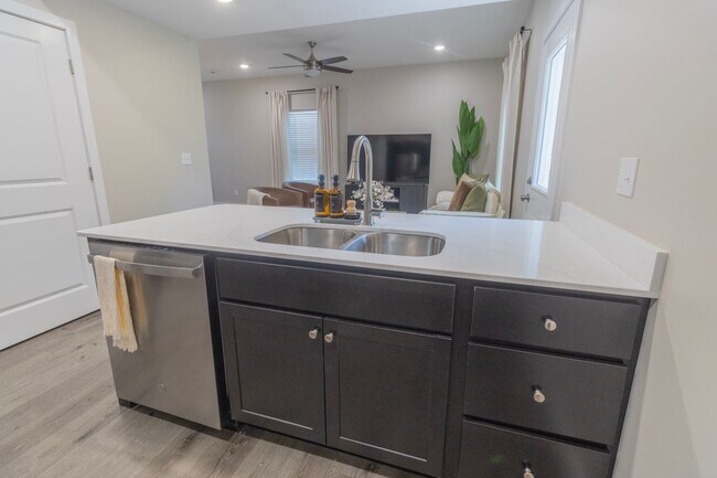 Building Photo - 2805 Emery Dr