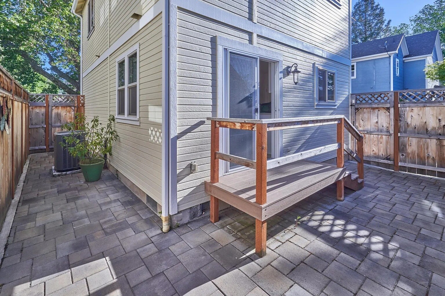 Private fenced patio - 955 B St