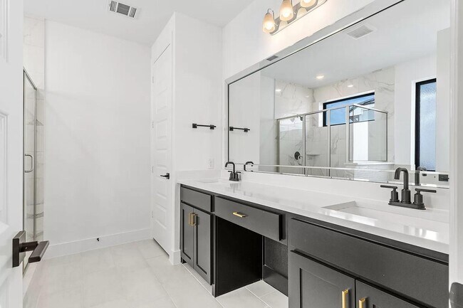 Building Photo - 702 Resort Dr