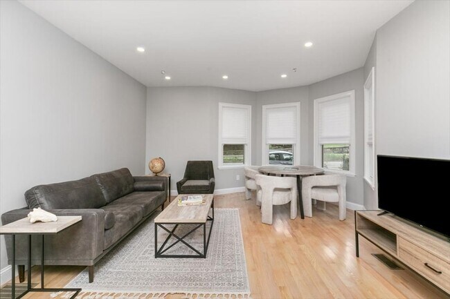 Building Photo - 755 Boylston St