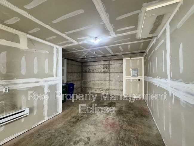 Building Photo - 1800 NE 40th St
