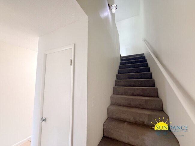 Building Photo - Beautiful 2 Bedroom townhome in Fort Walton Beach in between Hurlburt Field & Eglin Airforce Base!