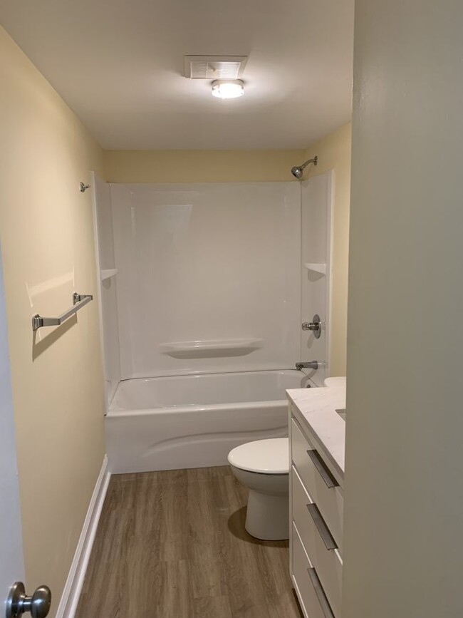 Building Photo - 5800 Falls of Neuse "B", 2-bd, 2-ba condo,...