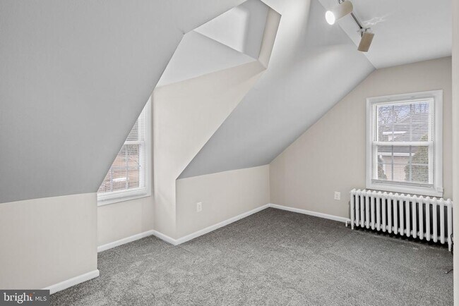 Building Photo - 716 E Railroad Ave