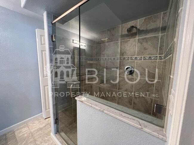 Building Photo - Spacious Rockrimmon Townhome