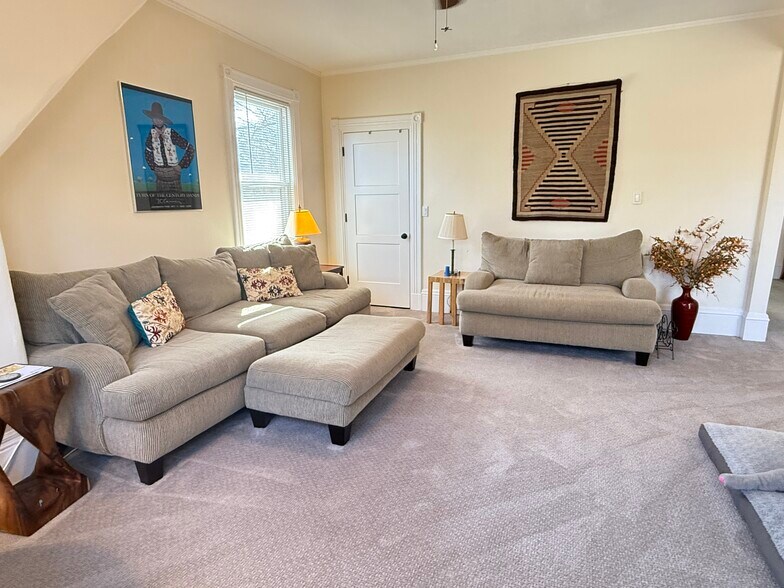 Building Photo - 162 Babcock St